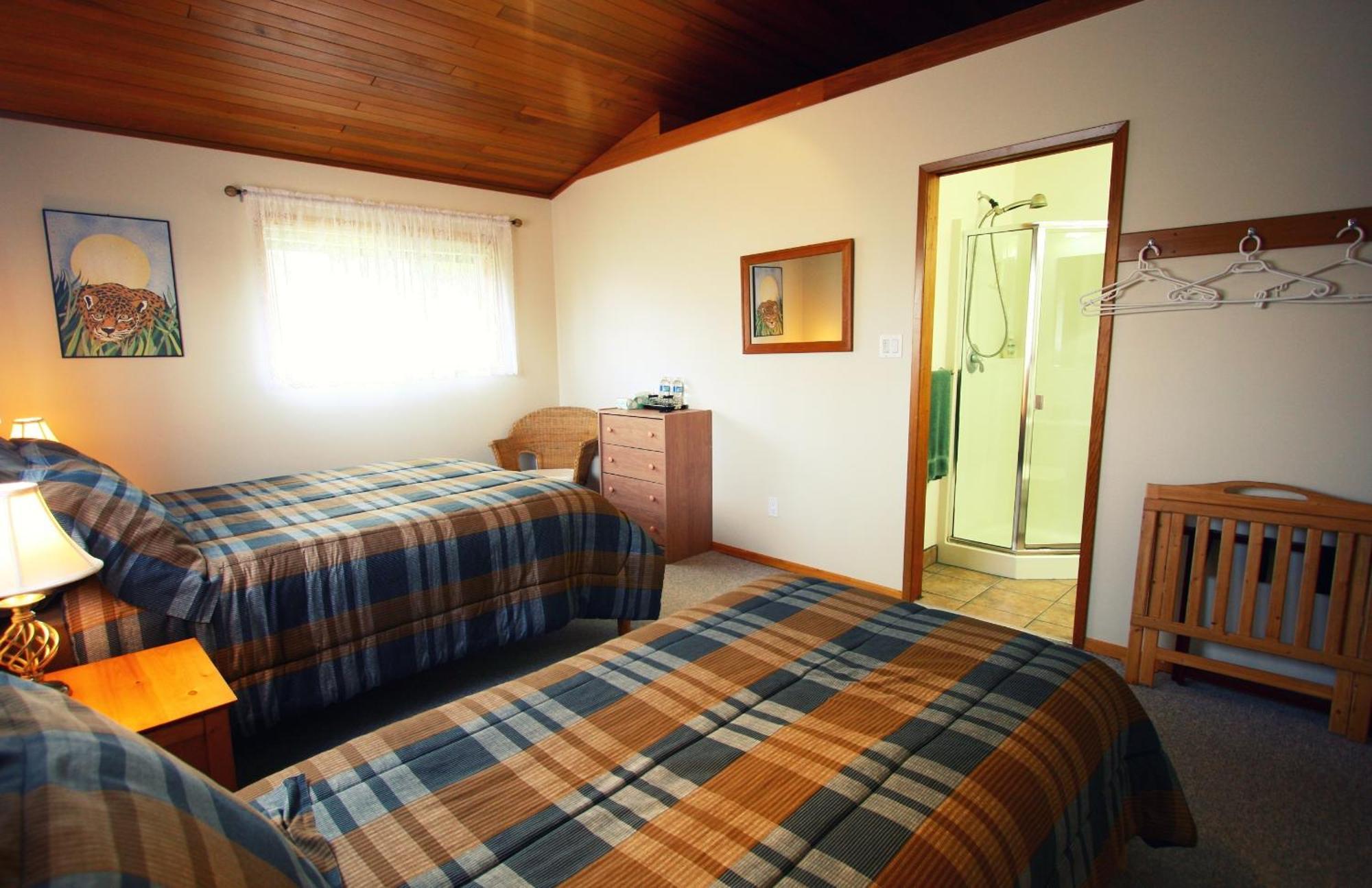 Moon And Sixpence Bed and Breakfast Ucluelet Buitenkant foto