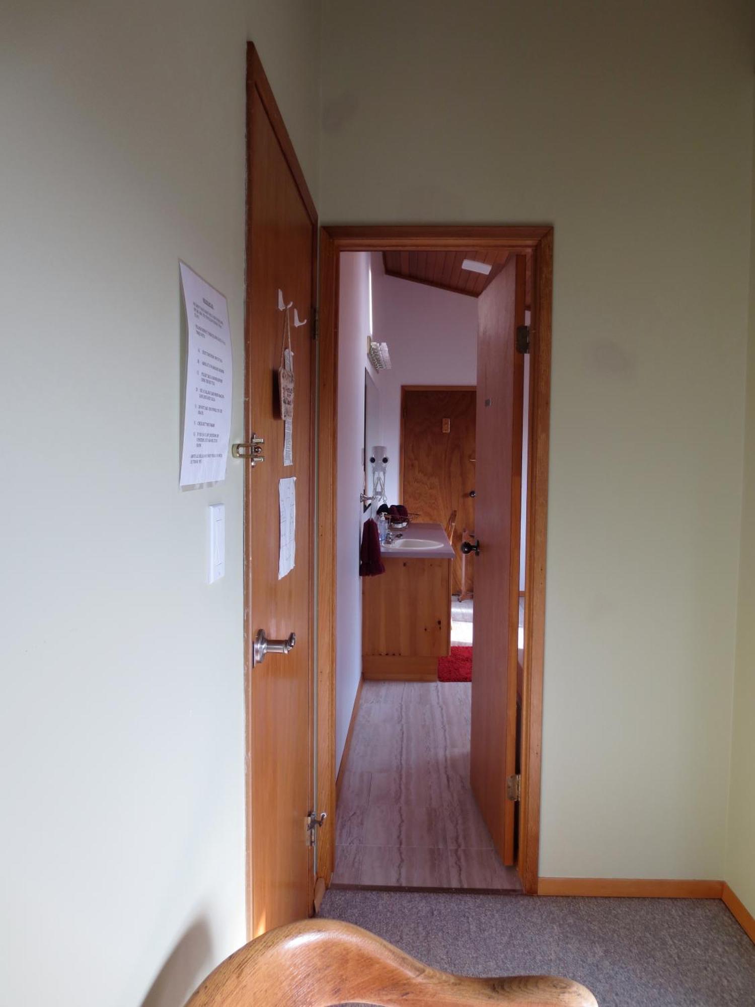 Moon And Sixpence Bed and Breakfast Ucluelet Buitenkant foto