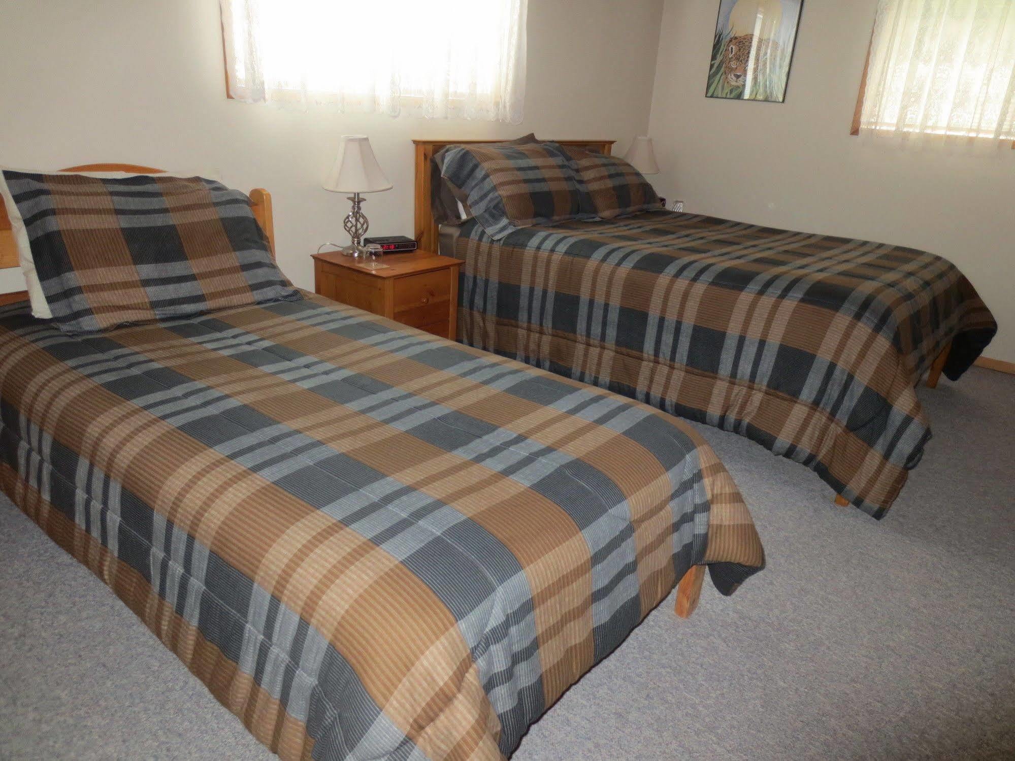 Moon And Sixpence Bed and Breakfast Ucluelet Buitenkant foto