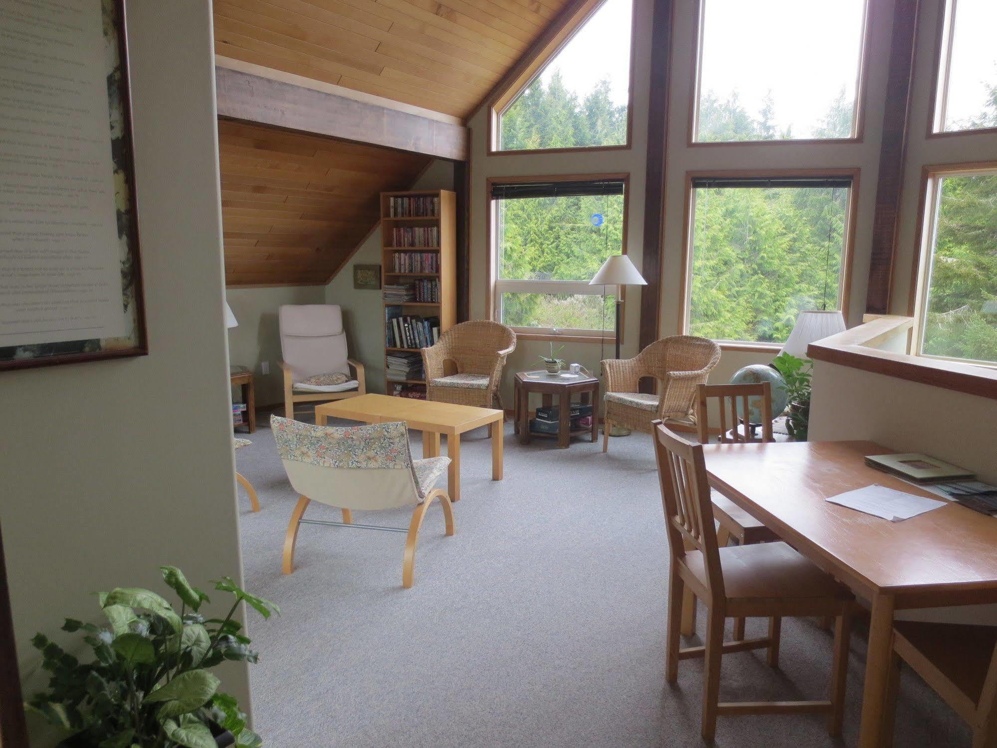 Moon And Sixpence Bed and Breakfast Ucluelet Buitenkant foto