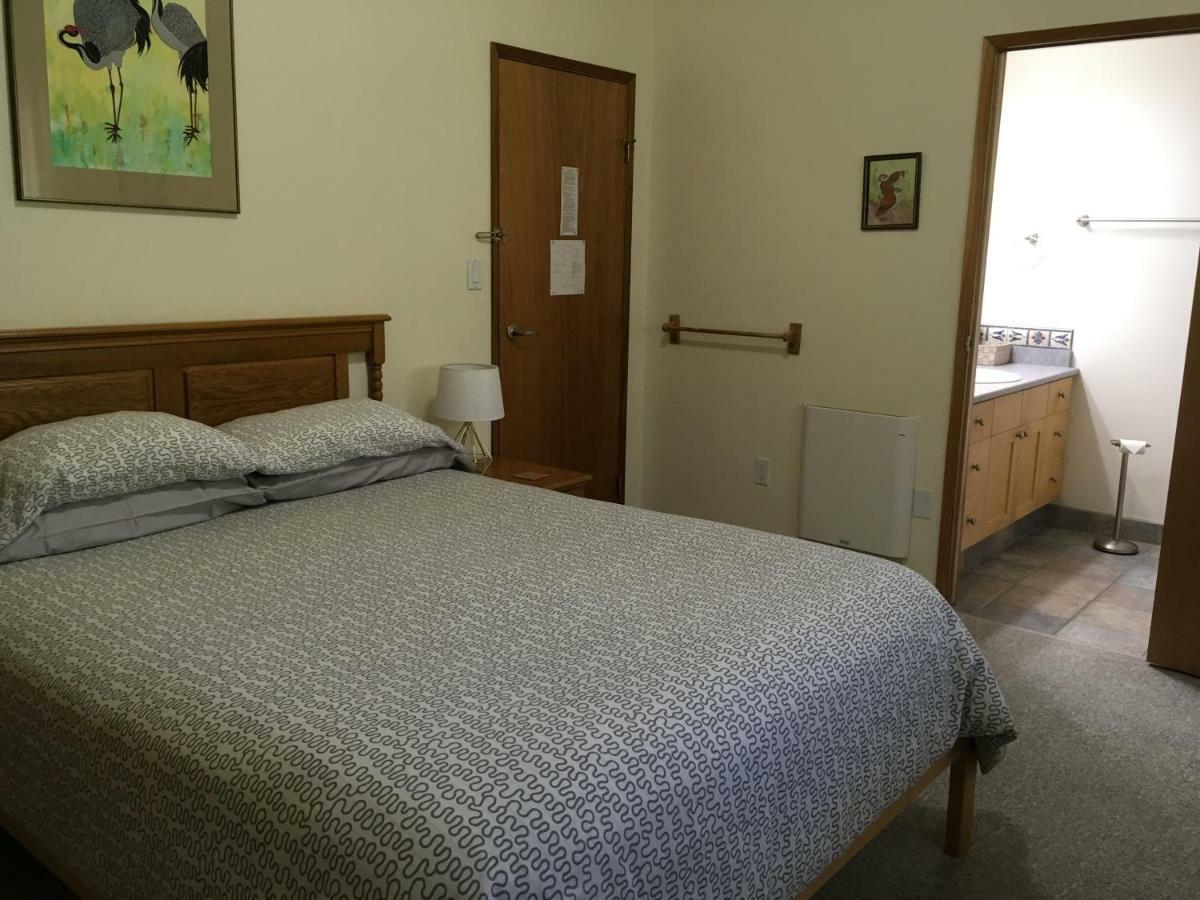 Moon And Sixpence Bed and Breakfast Ucluelet Buitenkant foto
